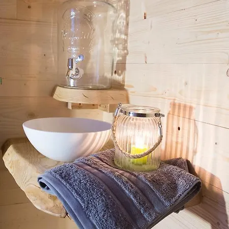 Les Roulottes Du Chateau Lodge